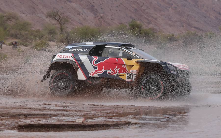 El español Carlos Sainz, de Peugeot, compite durante la duodécima etapa del Dakar. 