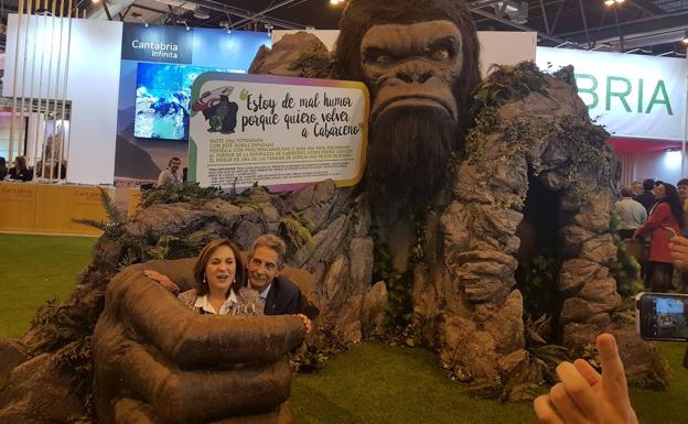 Revilla y su mujer, Aurora, atrapados por King Kong en el stand de Cantabria.