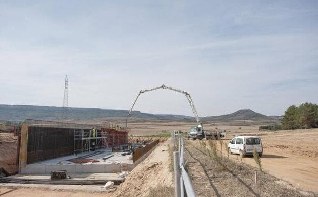 La adjudicataria del tramo final de la autovía a Burgos deja tirado a Fomento
