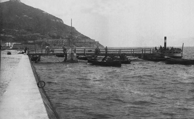 Embarcadero de la Zarceta en 1918. Al fondo a la izquierda el cuartel de Infantería, y la muralla (derribándose).