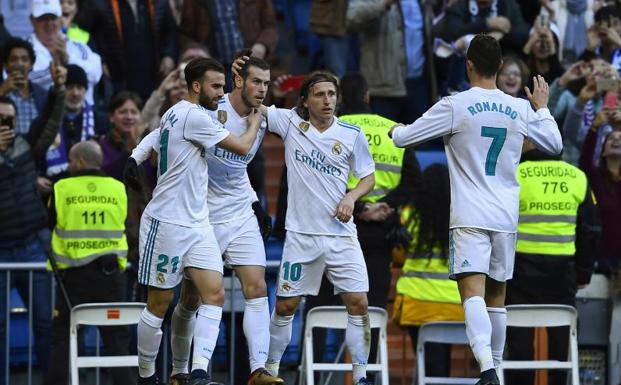 Mayoral, Modric y Cristiano felicitan a Bale por uno de sus tantos. 