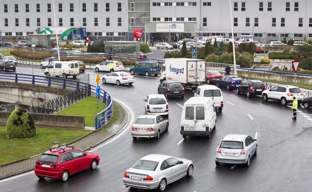 La glorieta de Valdecilla Sur es la que más tráfico soporta de cuantas hay en Santander. 