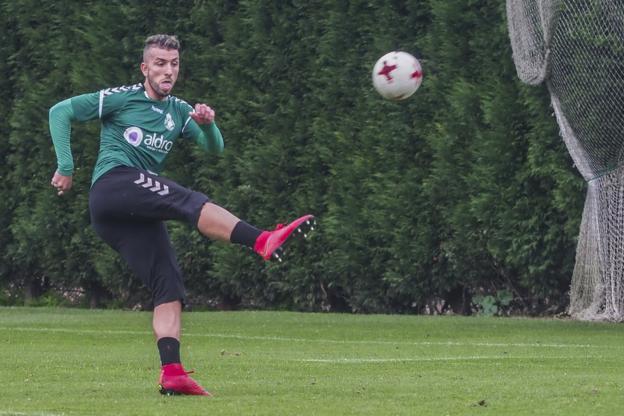 Borja Lázaro golpea el balón durante la sesión de este lunes en La Albericia.