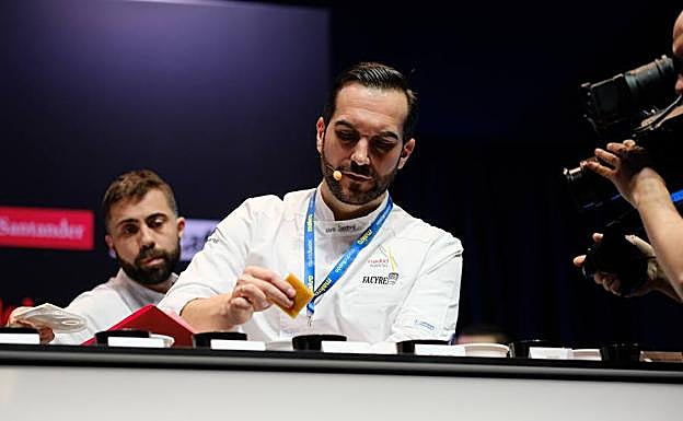 Mario Sandoval, elaborando uno de sus platos.