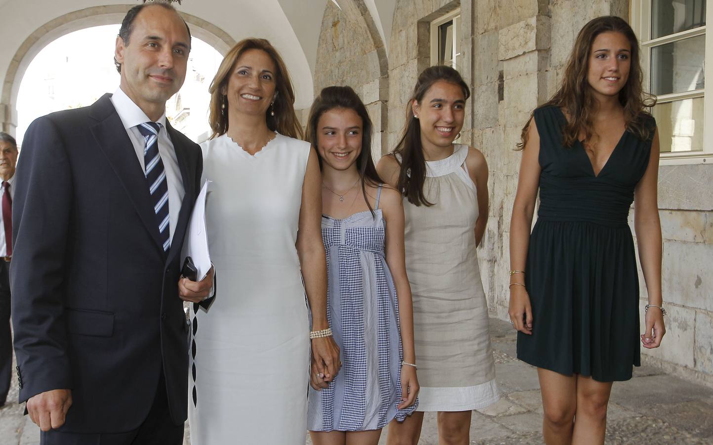 Con su familia en el pleno de su toma de posesión como presidente de Cantabria en el año 2011