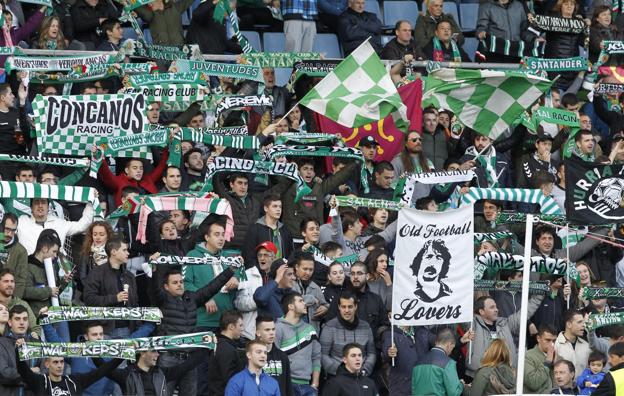 La afición racinguista anima a su equipo, en el partido que en frentó al Racing y al Tudelano en El Sardinero.