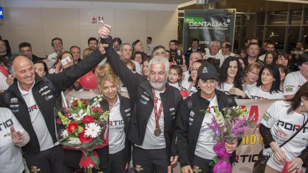 José Luis Peña, con su medalla del Dakar, fue recibido en el aeropuerto por más de 250 personas. 