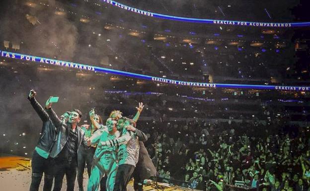 Raúl Alegría, con traje de astronauta, y el resto de artistas se hicieron un selfie en el escenario. 