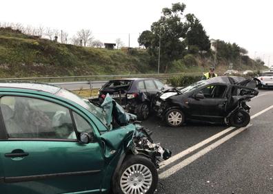 Imagen secundaria 1 - Tres accidentes han tenido atascada la entrada a Santander por la S-20 durante dos horas