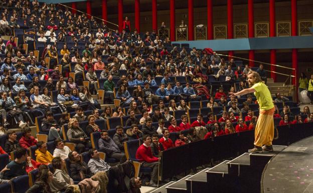 Centenares de jóvenes, que llenaron el Palacio de Festivales, atienden la charla de Mario San Miguel, uno de los intervinientes del congreso.