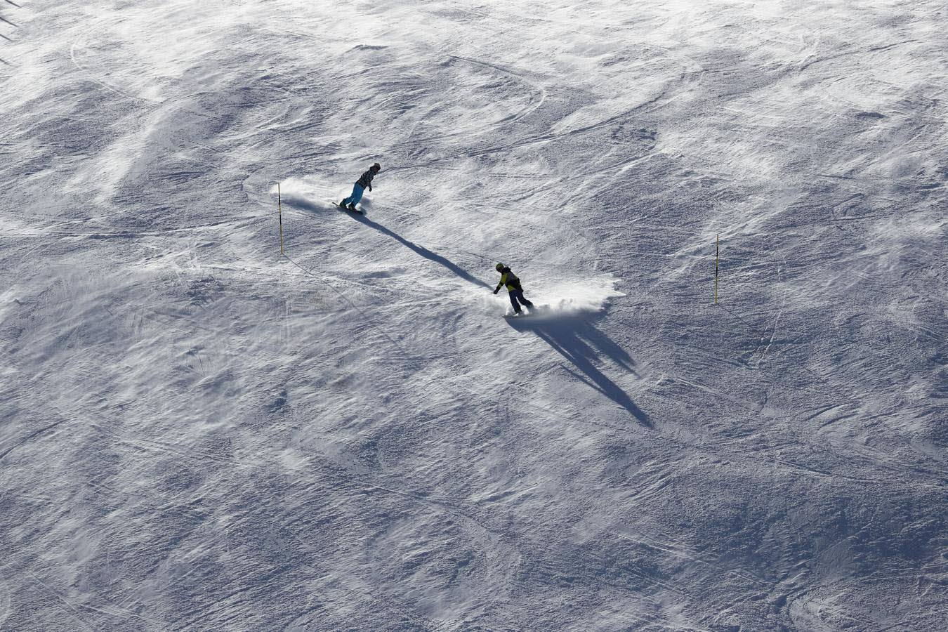 Los aficionados a los deportes de esquí dan la bienvenida a las nevadas.