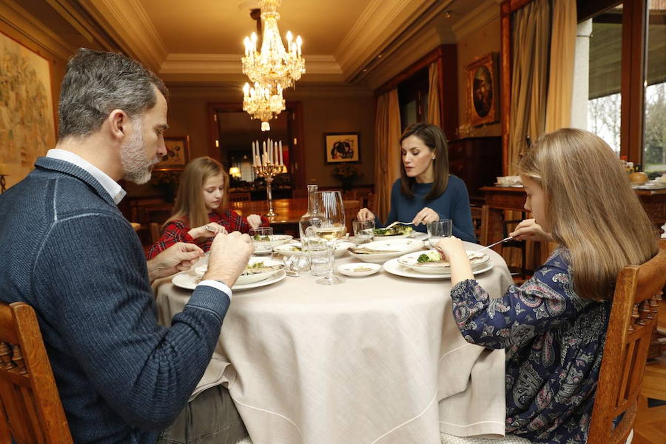 Con motivo de su 50 cumpleaños, Felipe VI abre por primera vez las puertas de su residencia en el complejo del palacio de la Zarzuela para mostrar su día a día más familiar, junto a la Reina y sus hijas la Princesa Leonor y la infanta Sofía. 