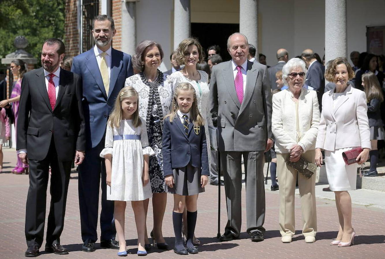 30 mayo de 2015: Los Reyes posan junto a sus hijas, Leonor y Sofía, don Juan Carlos y doña Sofía, los padres de la reina Letizia, Jesús Ortiz (i) y Paloma Rocasolano (d), y su abuela, Menchu Álvarez del Valle (2d), a su salida de la parroquia Asunción de Nuestra Señora de Aravaca donde la Princesa de Asturias recibió la Primera Comunión. 