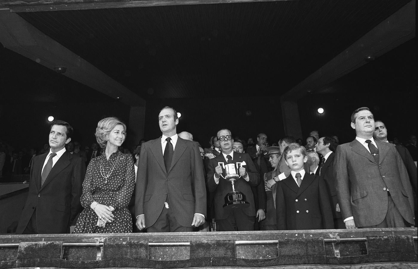 El 22 de enero de 1977:Recibe el título de Príncipe de Asturias, junto con los de Príncipe de Girona y Príncipe de Viana. También ostenta los títulos de Duque de Montblanc, Conde de Cervera y Señor de Balaguer. En la imagen, poco después con sus padres presidiendo la Copa del Rey de fútbol.