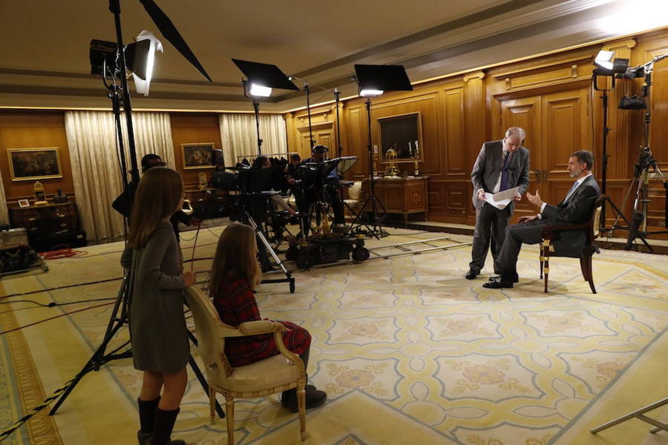 Con motivo de su 50 cumpleaños, Felipe VI abre por primera vez las puertas de su residencia en el complejo del palacio de la Zarzuela para mostrar su día a día más familiar, junto a la Reina y sus hijas la Princesa Leonor y la infanta Sofía. 