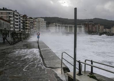 Imagen secundaria 1 - Ejemplos de los efectos del temporal en el Puerto de Comillas, Castro Urdiales y la Roca Blanca de Suances