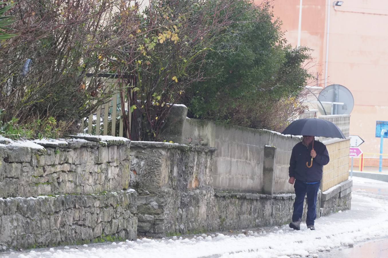 Carreteras y pueblos nevados, este viernes en el sur de Cantabria