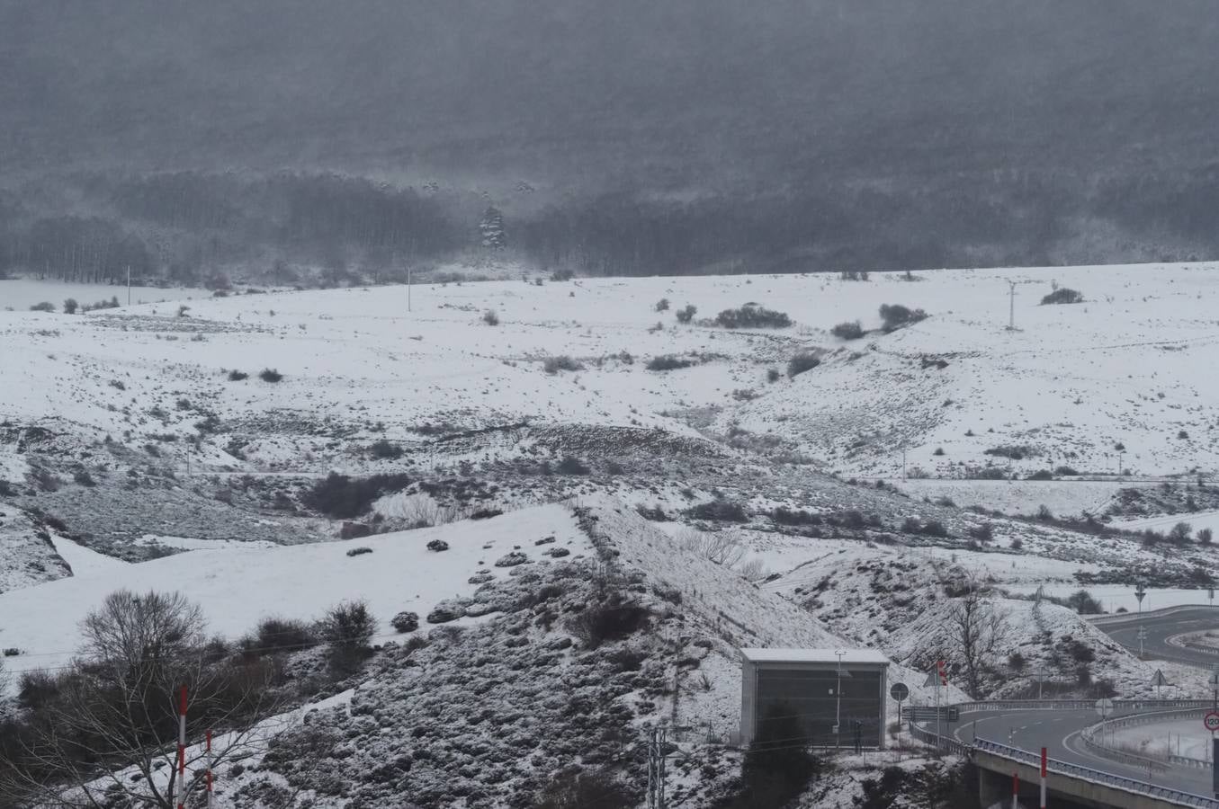 Carreteras y pueblos nevados, este viernes en el sur de Cantabria