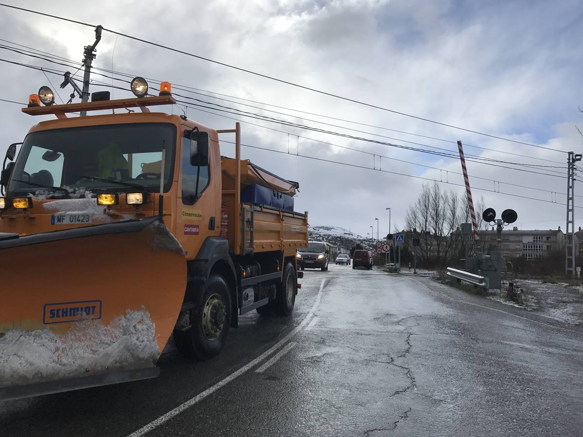 Carreteras y pueblos nevados, este viernes en el sur de Cantabria