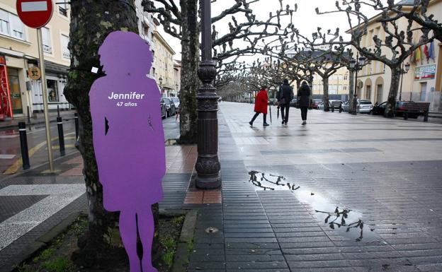 La silueta en memoria de Jennifer, en la avenida de España de Torrelavega.