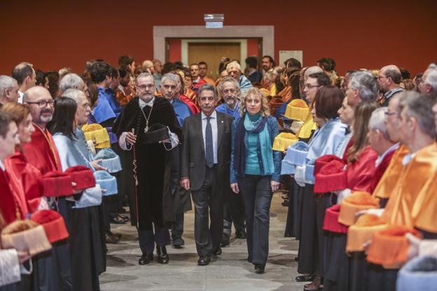 Ángel Pazos, Miguel Ángel Revilla y Eva Díaz Tezanos encabezan la comitiva a su entrada en el Paraninfo de la UC, al comienzo del acto.