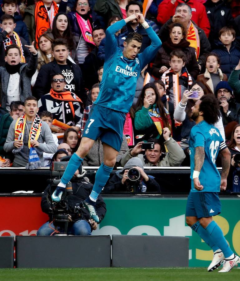 El Real Madrid venció a domicilio por 1-4 al Valencia en Mestalla en la jornada 21 del campeonato liguero. Cristiano anotó un doblete de penalti y Mina recortó distancias pero los goles de Marcelo y Kroos terminaron por dar la victoria al cuadro blanco.