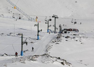 Imagen secundaria 1 - Tráfico reabre el acceso a la estación de Alto Campoo, que ha permanecido cerrado casi dos horas
