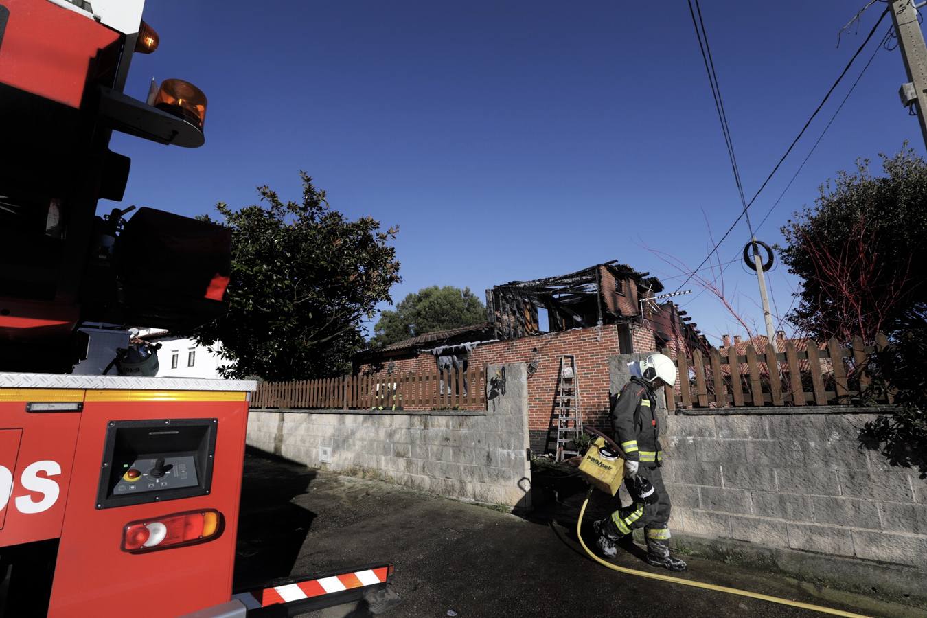 Un incendio destroza una vivienda en La Revilla