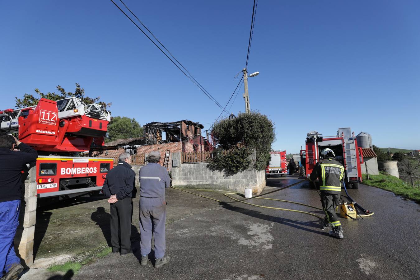 Un incendio destroza una vivienda en La Revilla