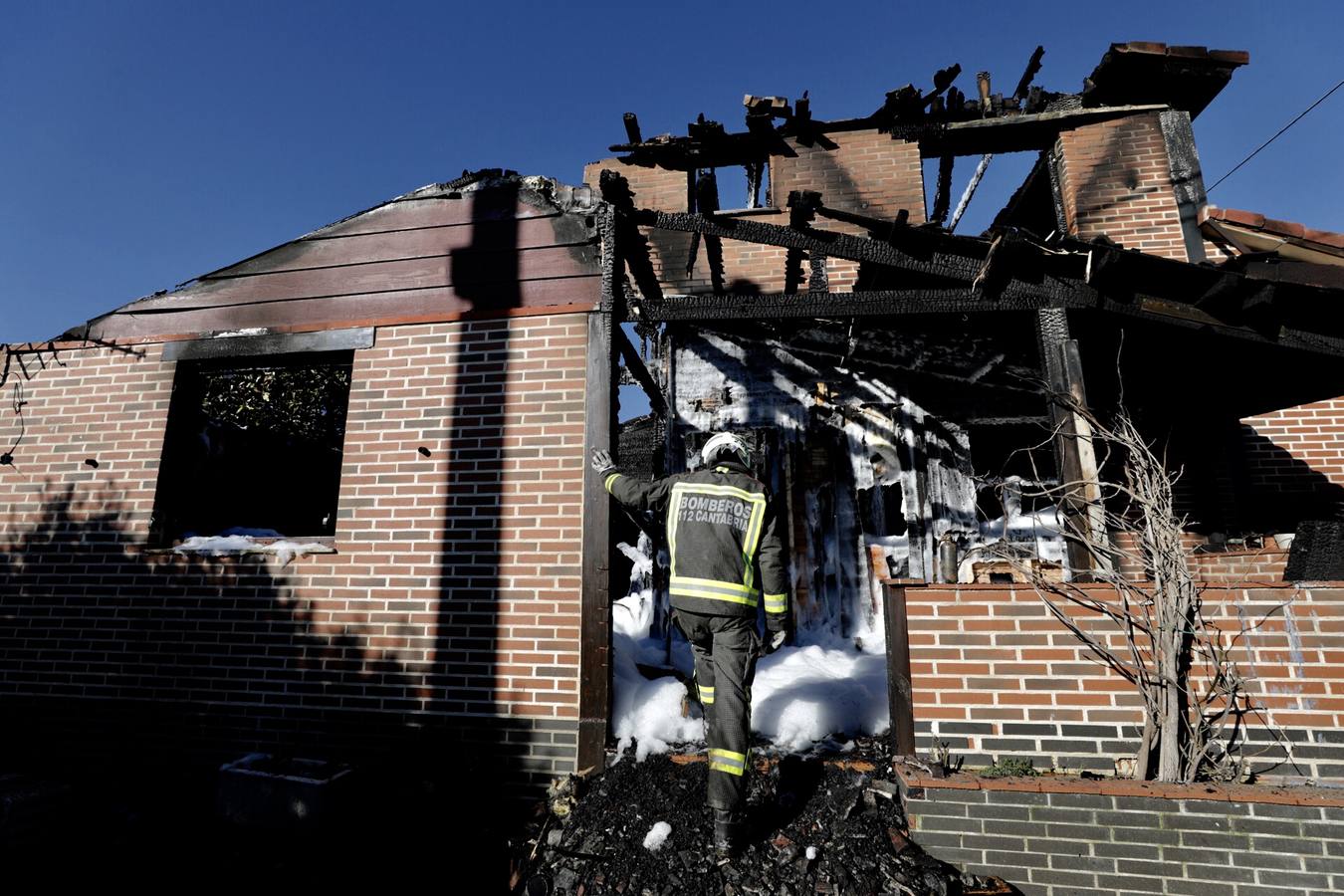 Un incendio destroza una vivienda en La Revilla