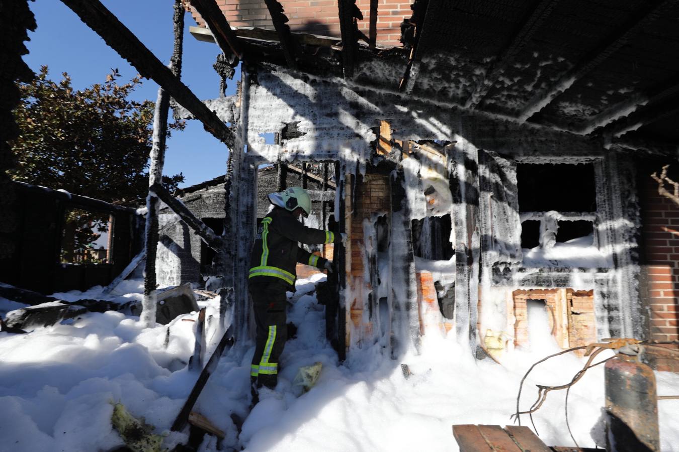 Un incendio destroza una vivienda en La Revilla