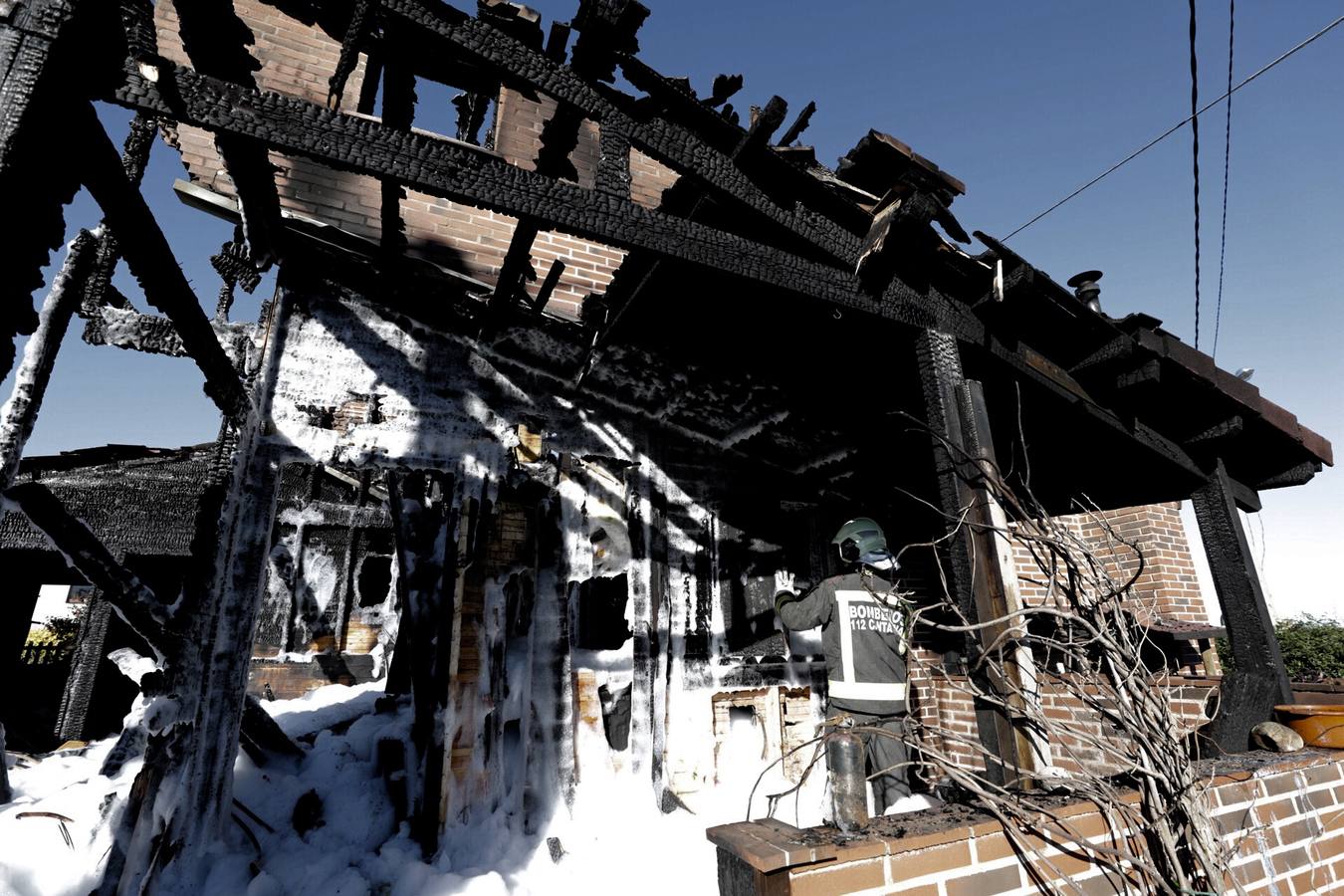 Un incendio destroza una vivienda en La Revilla