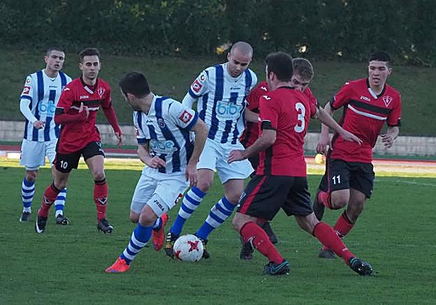 El gimnástico Víctor conduce el balón ante la presión de dos rivales del Velarde. :: sane