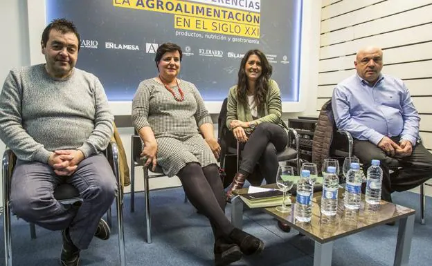 Tomás Pérez, María Ángeles Sainz, Ana Manrique y Tanis Fernández protagonizaron el debate sobre la comarca pasiega