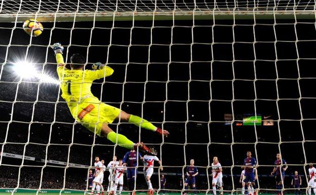 Pacheco no puede evitar el golazo de Messi tras un golpe franco precedido por un fuera de juego de Paco Alcácer. 