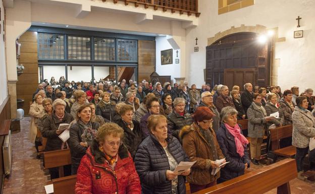 Imagen principal - Arriba, muchos vecinos que compartieron la celebración religiosa con las hermanas. A la izquierda, las religiosas del Sagrado Corazón de Jesús que acudieron al monasterio. A la derecha, el Obispo de Santander, Manuel Sánchez Monge, que ofició la misa.