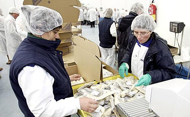 Mujeres trabajando en una fábrica.
