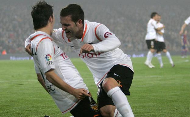 Juan Mata (d) y David Villa celebran un gol al Barça en la semifinal de 2008. 