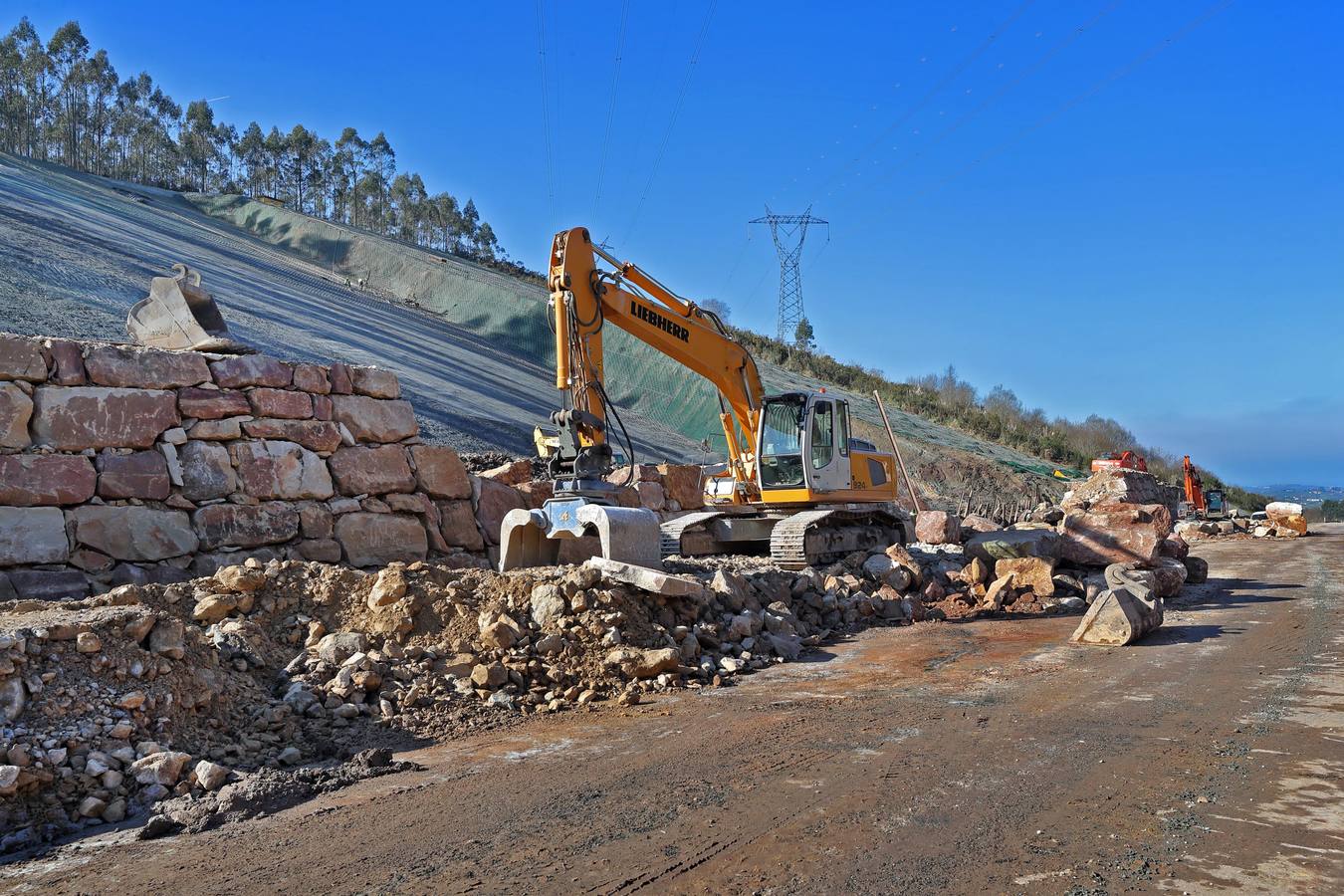 Trabajos para retirar las toneladas de tierra en Caviedes y para construir una escollera