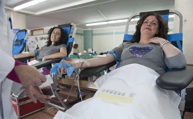 Dos mujeres donan sangre en Astillero.