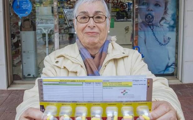 Como el resto de usuarios, Mari Cruz recoge su blíster con su medicación semanal, cada sábado