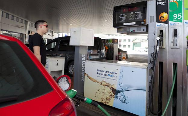 Repostaje en una gasolinera.