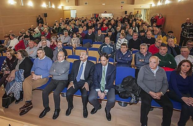 Los vecinos de San Vicente llenaron por completo el auditorio municipal. 