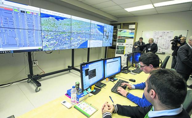 Los expertos del Grupo de Transportes de la Universidad de Cantabria controlan los flujos de tráfico del MetroTUS en el día de su estreno. 