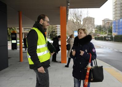 Imagen secundaria 1 - Quejas, dudas y un autobús estropeado en la primera mañana del MetroTUS