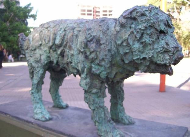 Escultura en bronce que representa al perro Fernando en la Casa de Gobierno de Chaco (Resistencia).