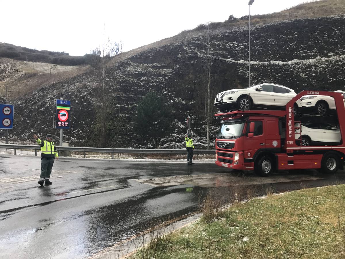 Convoy de camiones saliendo de Arenas de Iguña al reabrirse al tráfico la A-67