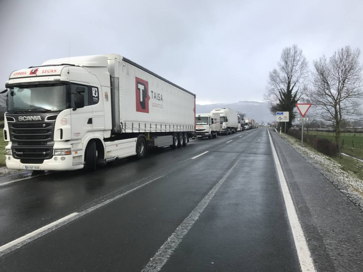 Convoy de camiones saliendo de Arenas de Iguña al reabrirse al tráfico la A-67