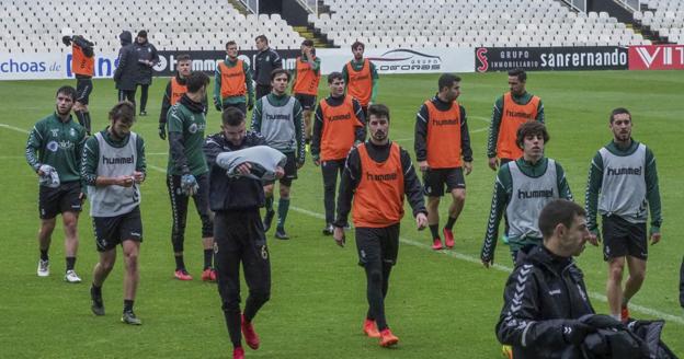 Después de perder ante el Sporting, de nuevo el Racing juega ante su afición. :: SANE