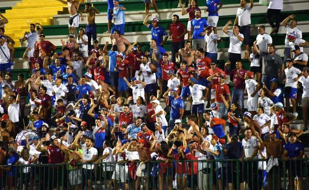 Aficionados del Nacional uruguayo, en las gradas del estadio del Chapecoense. 